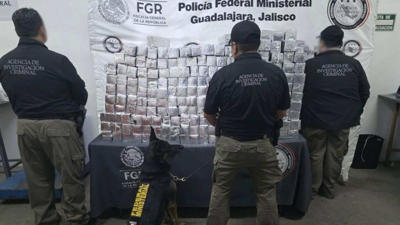 Decomisan 880 mil litros de huachicol y media tonelada de metanfetaminas en Tabasco y Jalisco